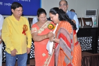Ms. Indira Kohli receiving Dr. Radhakrishnan National Teacher Award-2